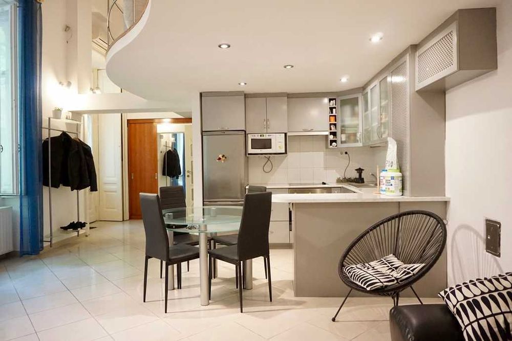 Дава се под наем Тристаен апартамент в София, Център - 90 кв.м за 433.5 € - Снимка #1