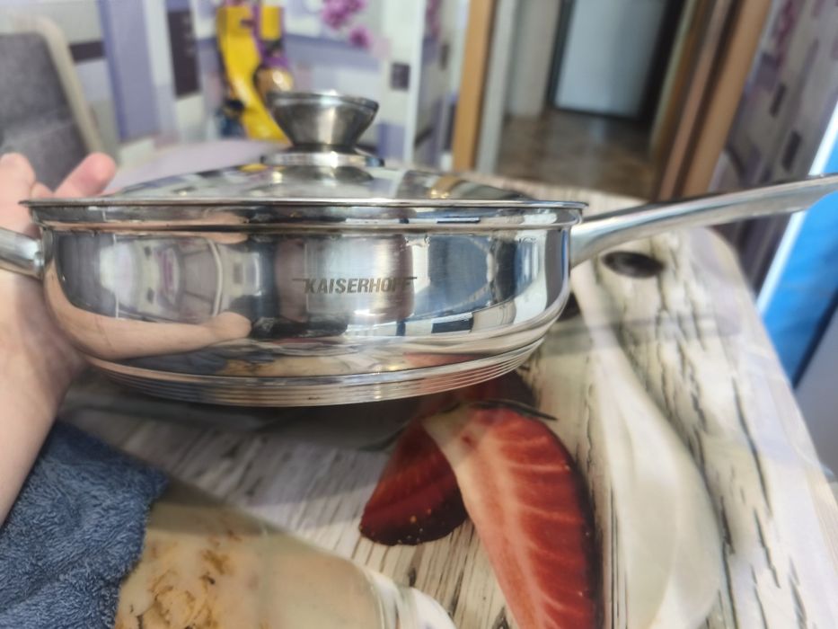 Сотейник- сковорода с крышкой новый.