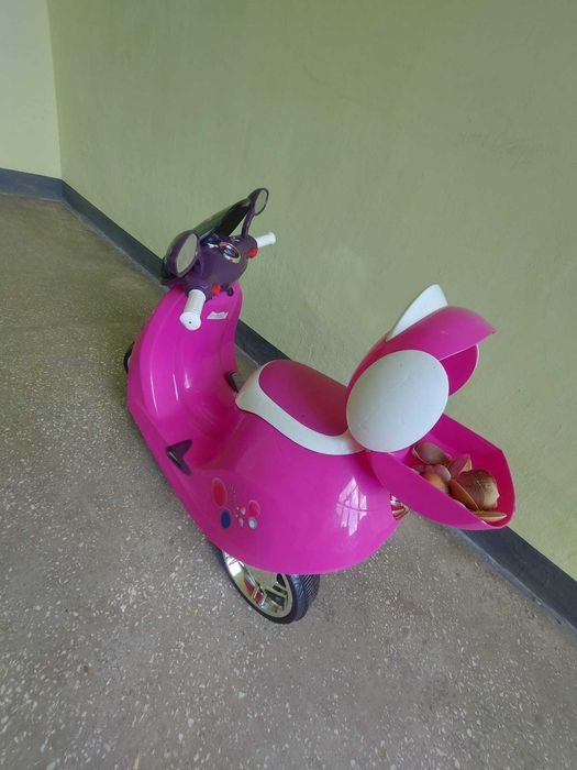 Tricicleta electrica  pentru copii, tip scuter