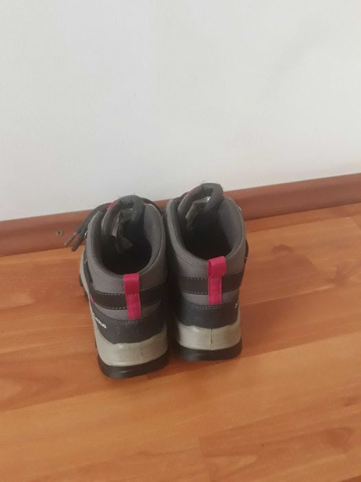 Vand bocanci de iarna mărimea 33