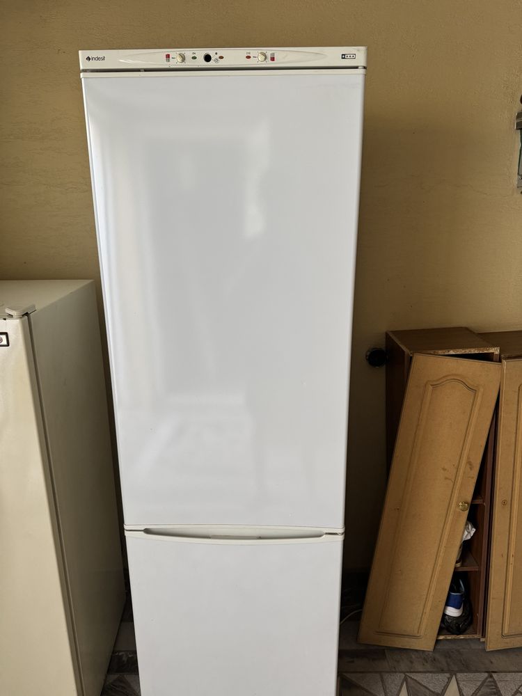 Холодильник (indesit).