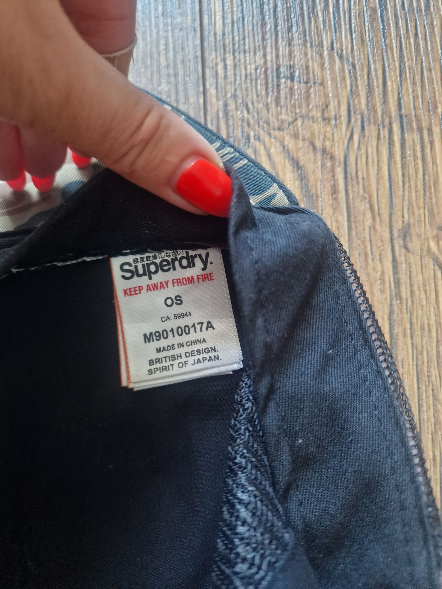 Страхотна шапка SUPERDRY