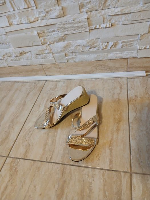 Papuci ...sandale cu pietre culoarea aurie