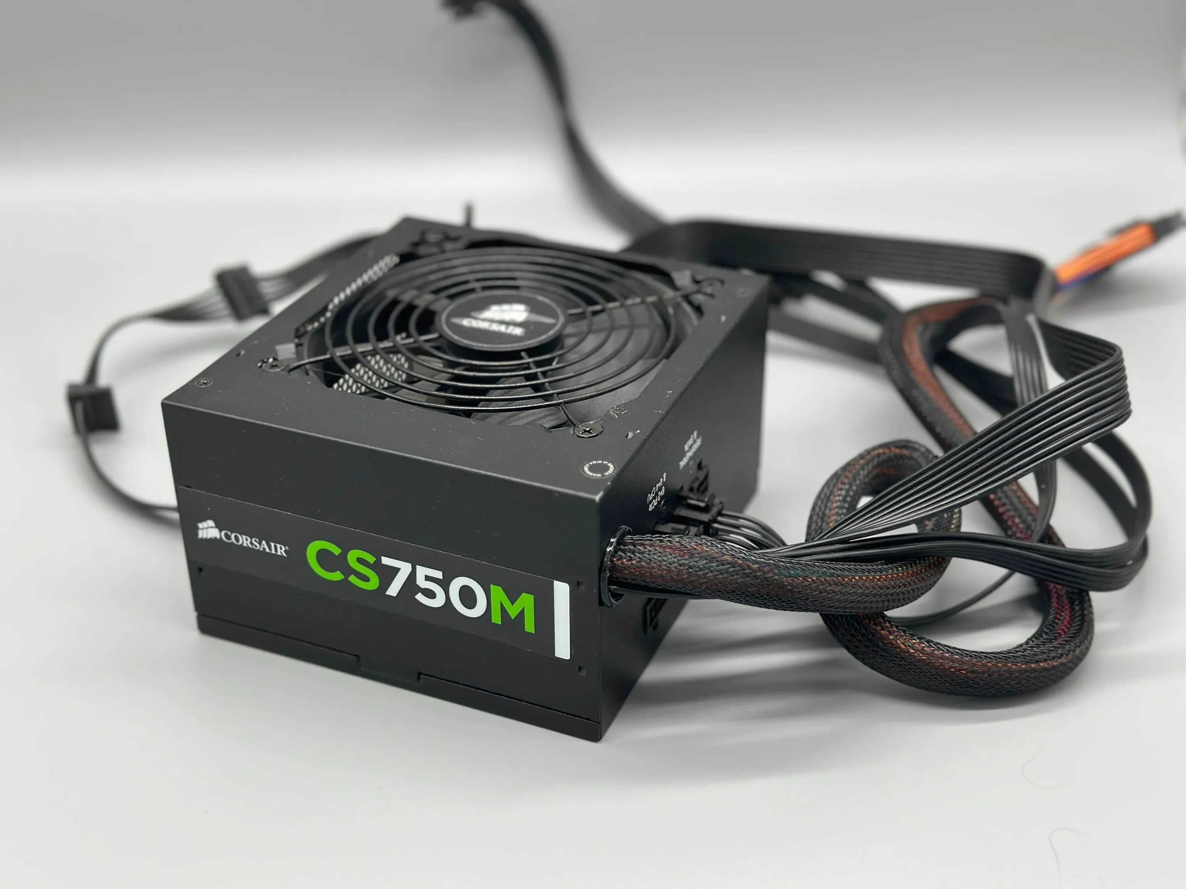 Продавам Захранване CORSAIR