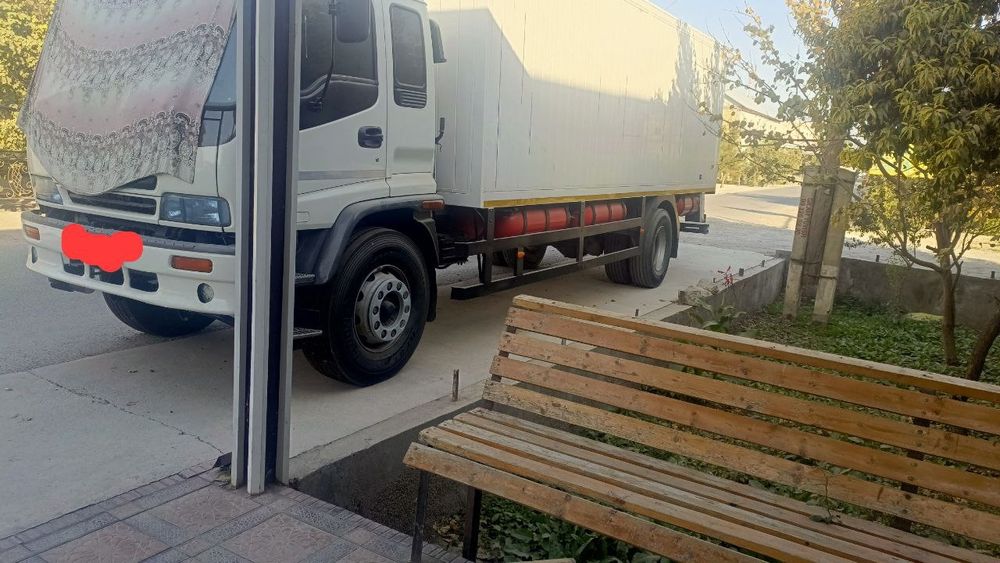 Продаётся ISUZU фургон белого цвета
