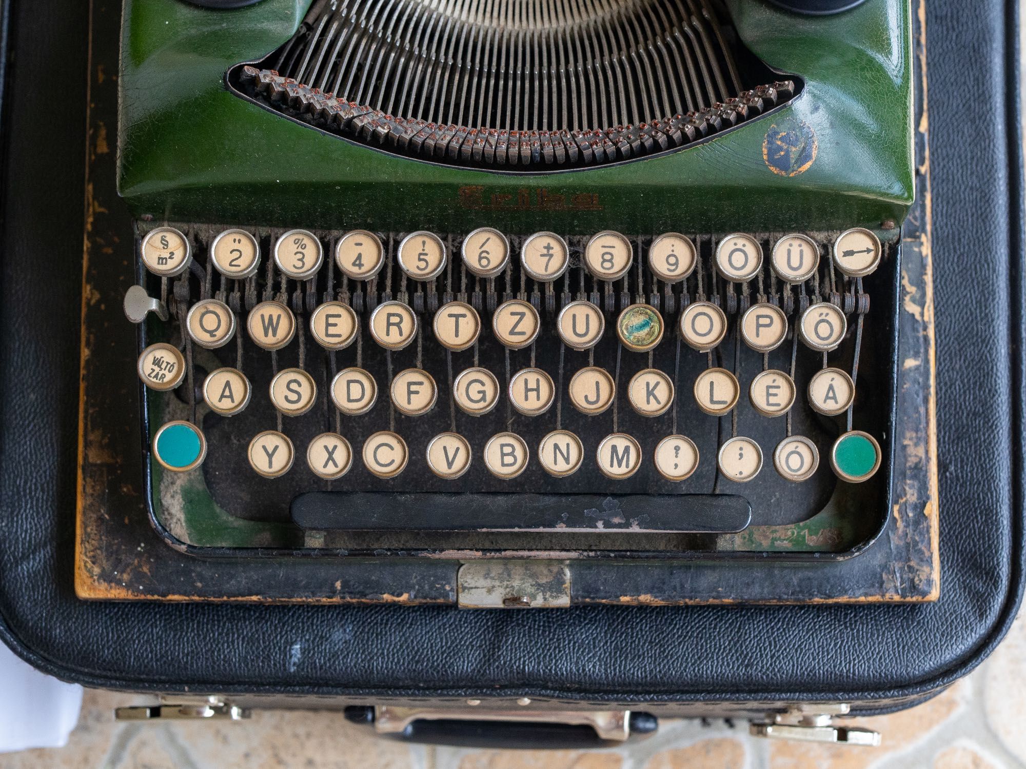 Mașină de scris Erika Model S (1930-1940), verde - tastatură QUERTZ