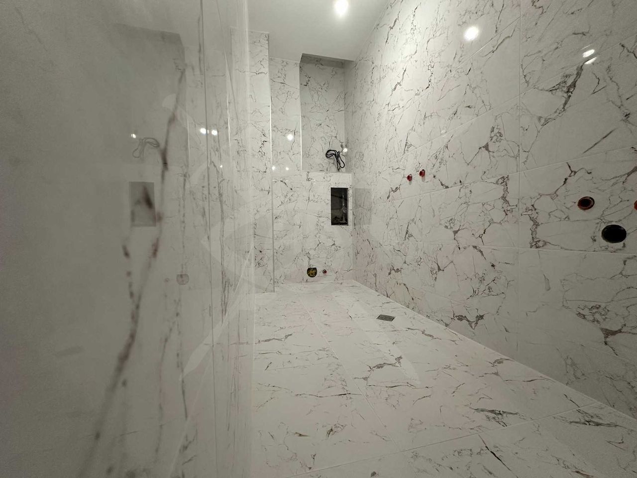 Продава се Двустаен апартамент в Пловдив, Център - 70 кв.м за 2129 €/кв.м - Снимка #1