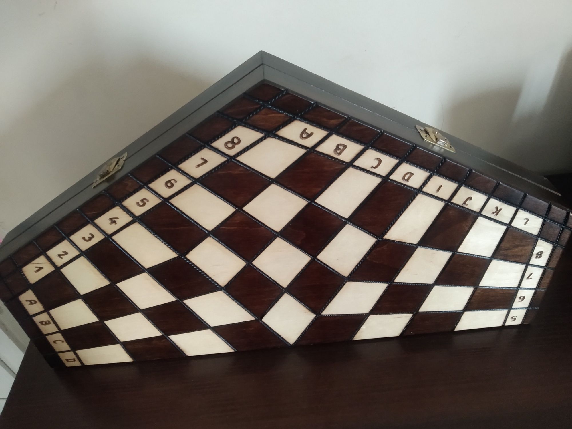 Шахматы шестиугольные на троих