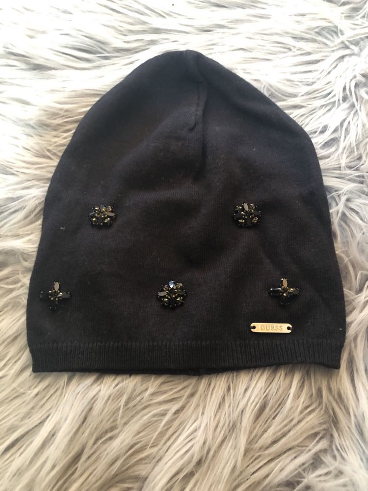 Дамска шапка Guess