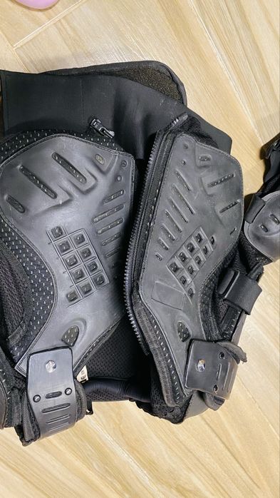armură moto tip jachetă din mesh, cu protecții piept–spate–umeri–coate