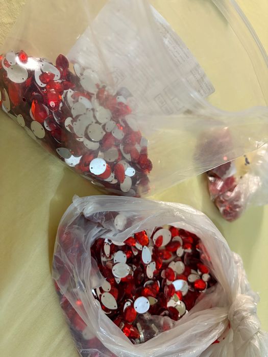 Продам Камни красные для вышивания  пакет