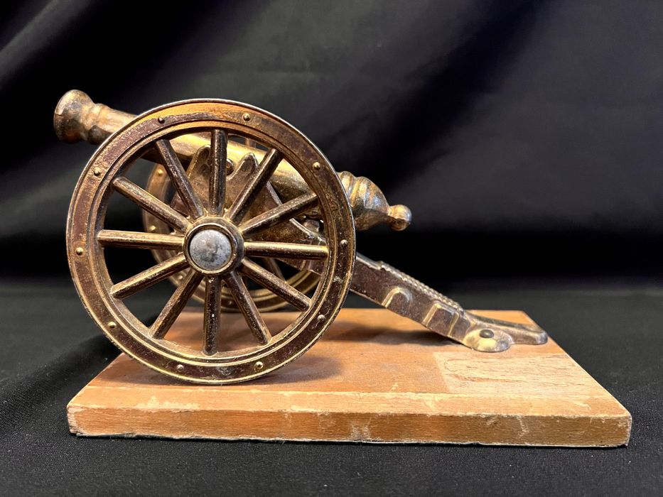 Decorațiune in forma de tun fixat pe un postament din lemn