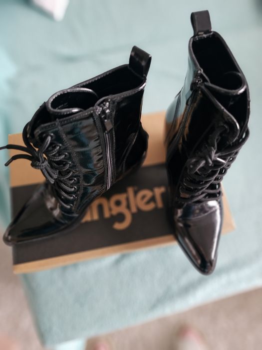 Vând ghete damă lăcuite mărimea 37 !