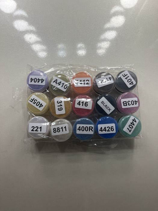 Епоксидна смола с нужните материали за изработка