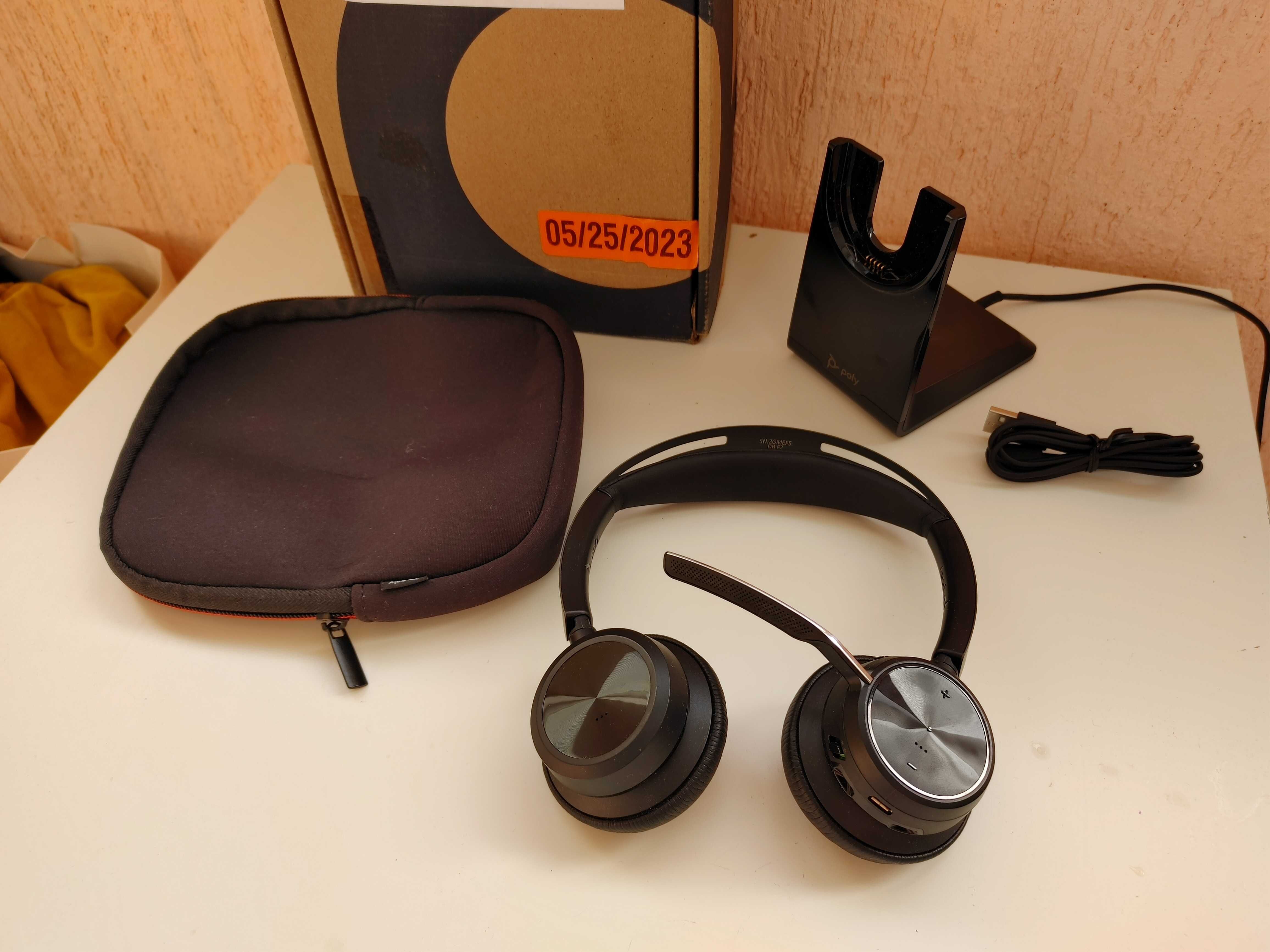 Наушники Plantronics Voyager Focus 2 Гарнитура + USB донгл +База заряд