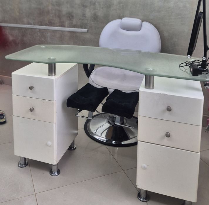 Masa manichiura +scaun de pedichiura