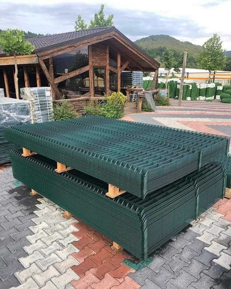Метални оградни пана и колове. Мрежа с декорация. Ограда. Врати. Пана.