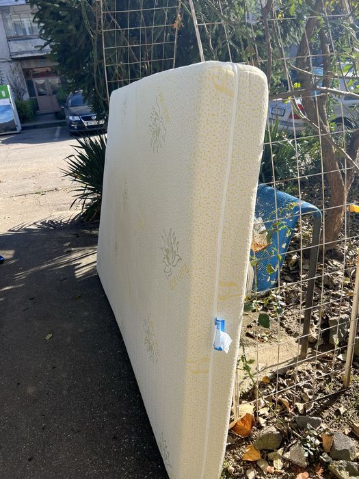 Vand saltea pat dormitor