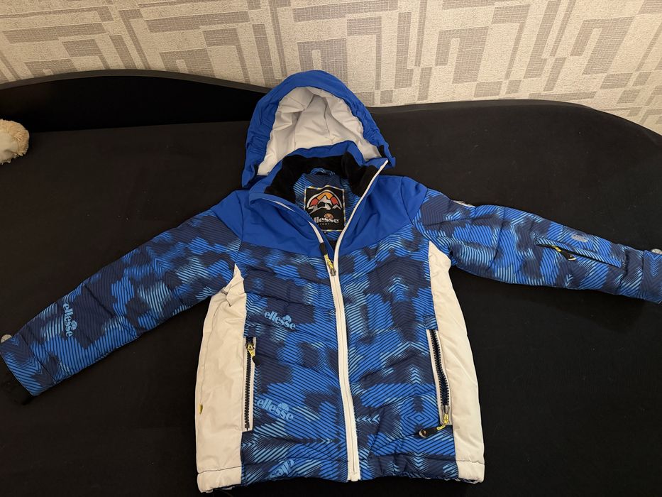 Продавам детско непромокаемо яке за 6 годишно момче