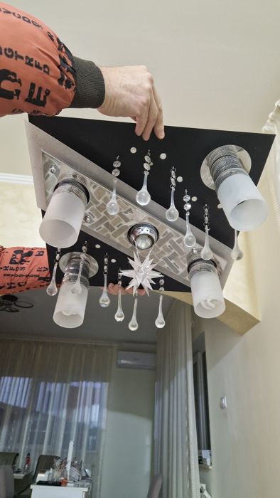 Vând lustre cu telecomandă