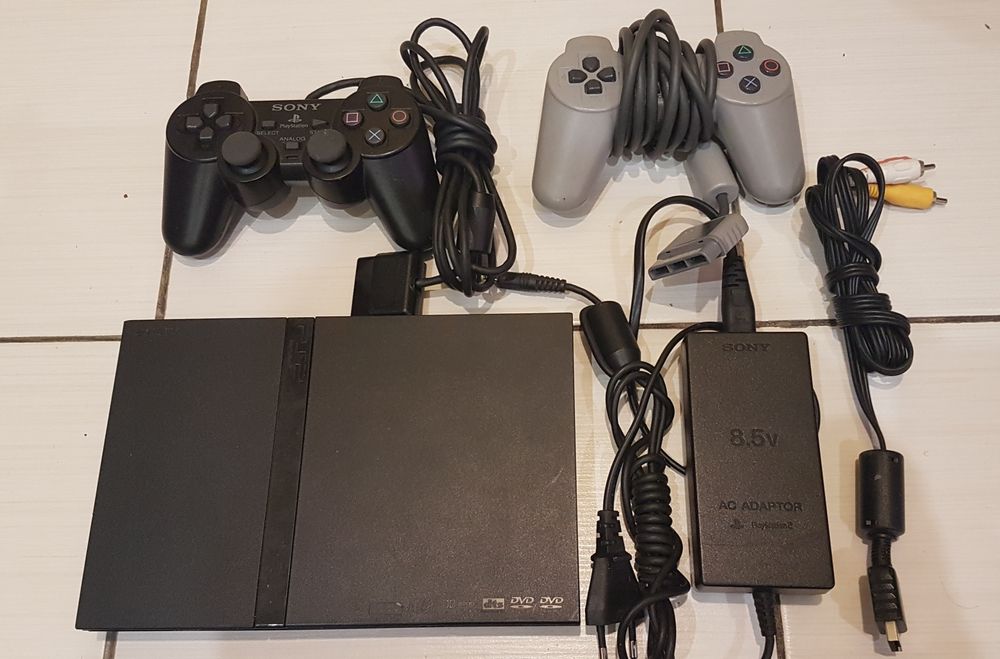 PlayStation 2 Slim с три игри