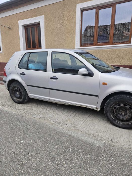 Vând golf 4 motor benzina 1.4 an 2004