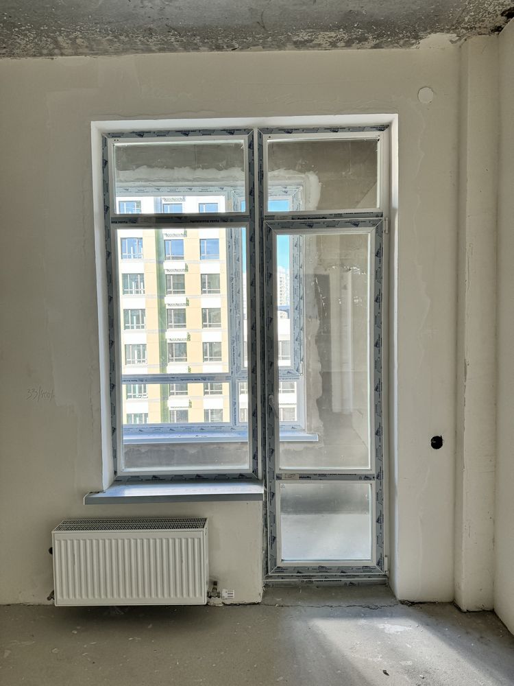 Пластиковые дверь и окно со стеклопакетом для лоджии