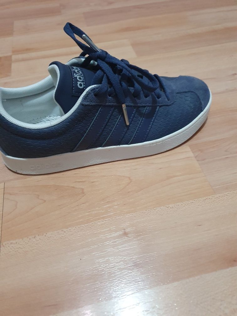 Adidasi adidas originali.Marimea 36.