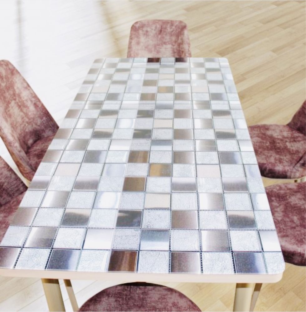Vand masa extensibila si doua scaune, model identic celor din imagine.