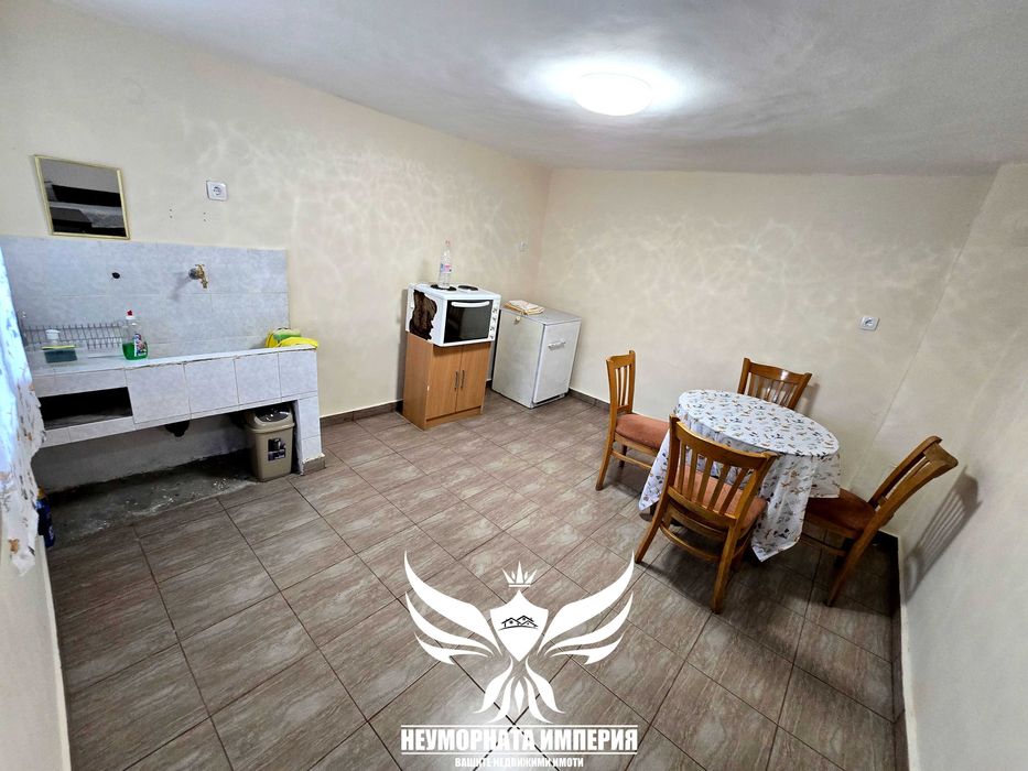Продавам четириетажна къща РЗП 324кв с 276кв двор гр.Асеновград Изток