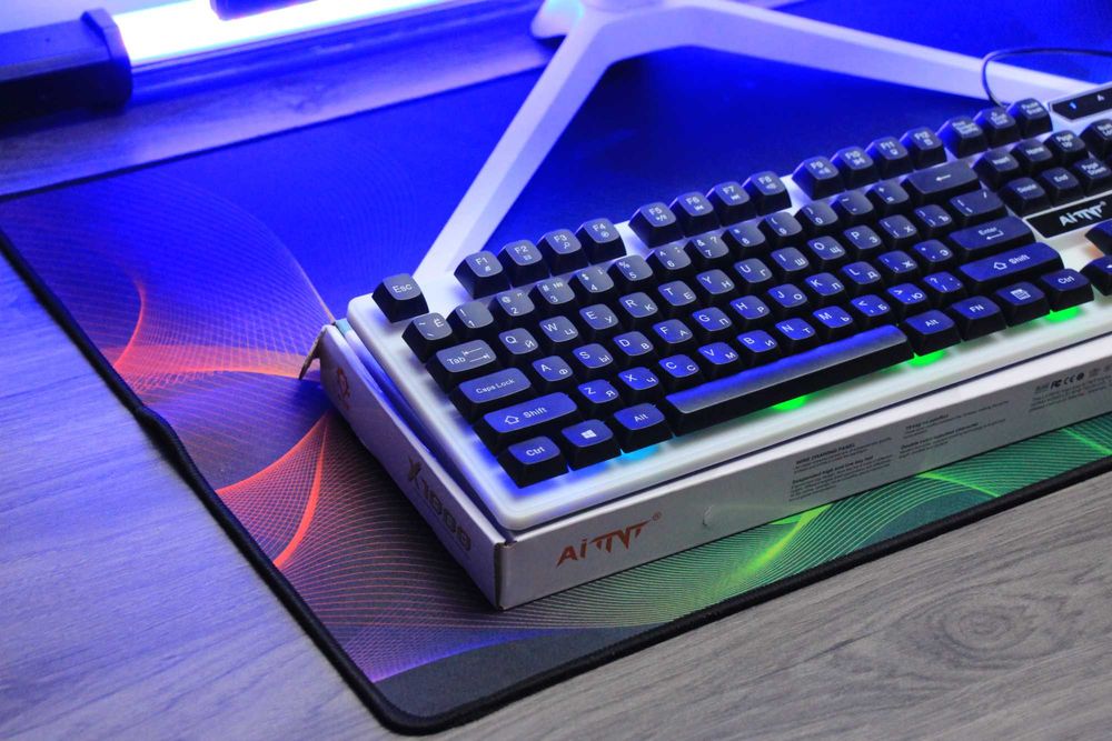 Oq rangdagi chiroyli kompyuterimiz tayyor holatda