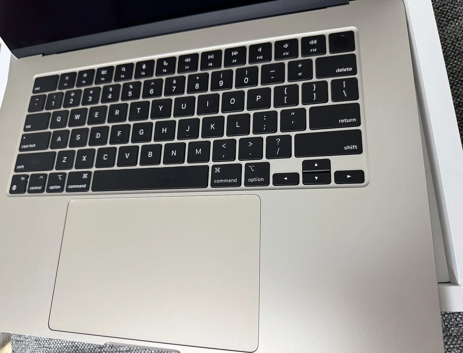 MacBook Air M2 15 inch new