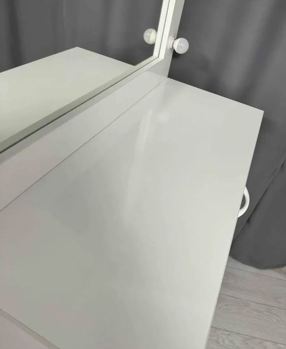 Визажный стол с подсветкой, отличное состояние