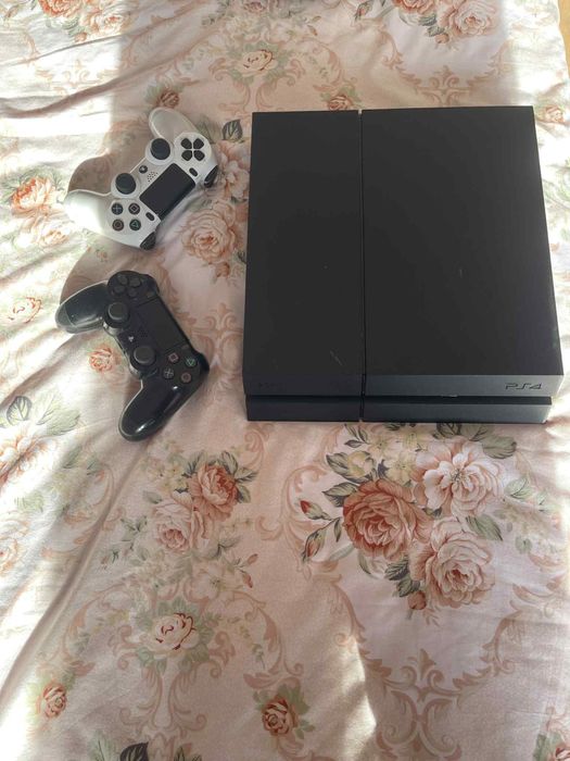 PS4 si 2 manete 450 lei negociabil