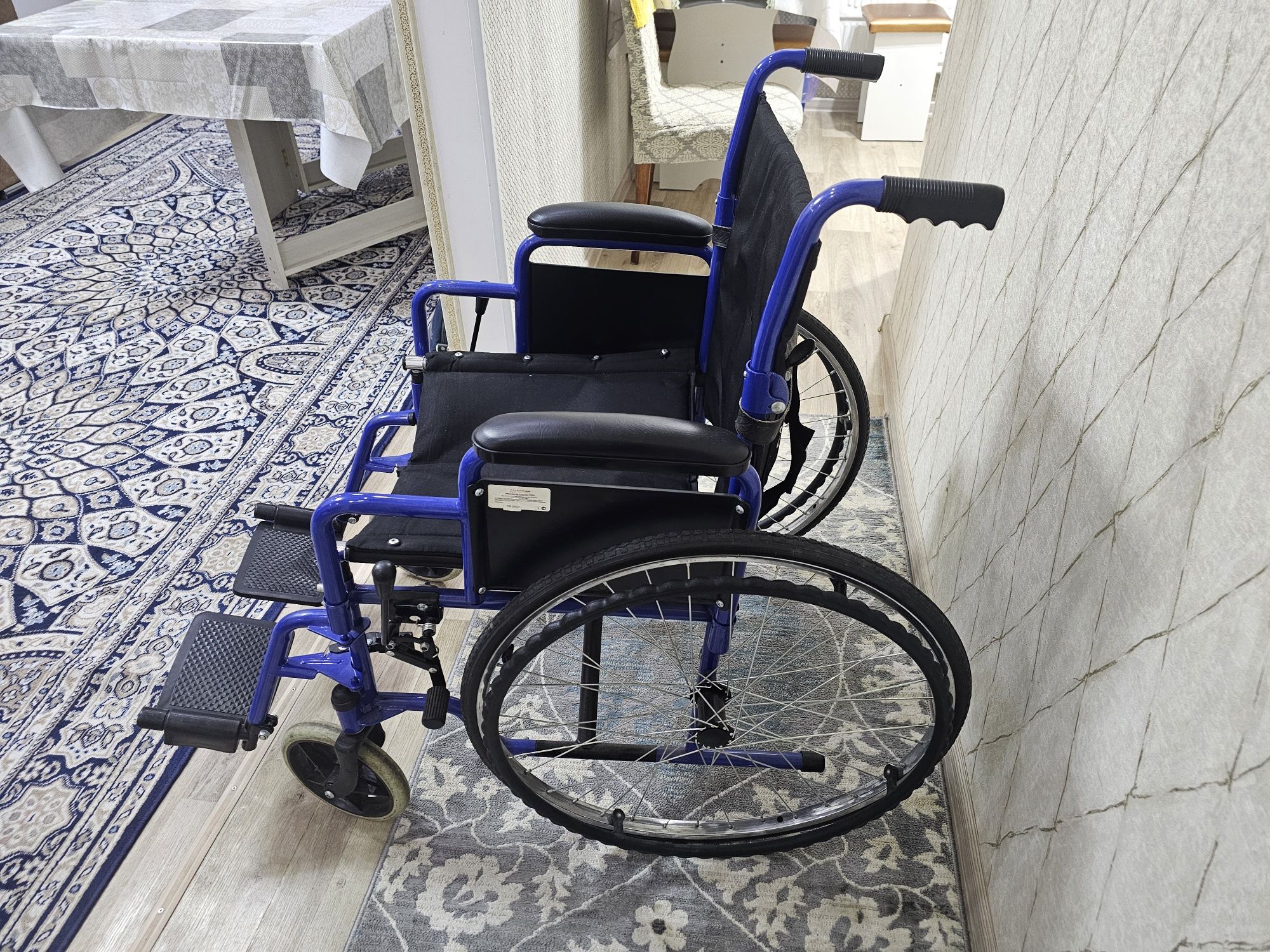 Продам инвалидную коляску комнатная