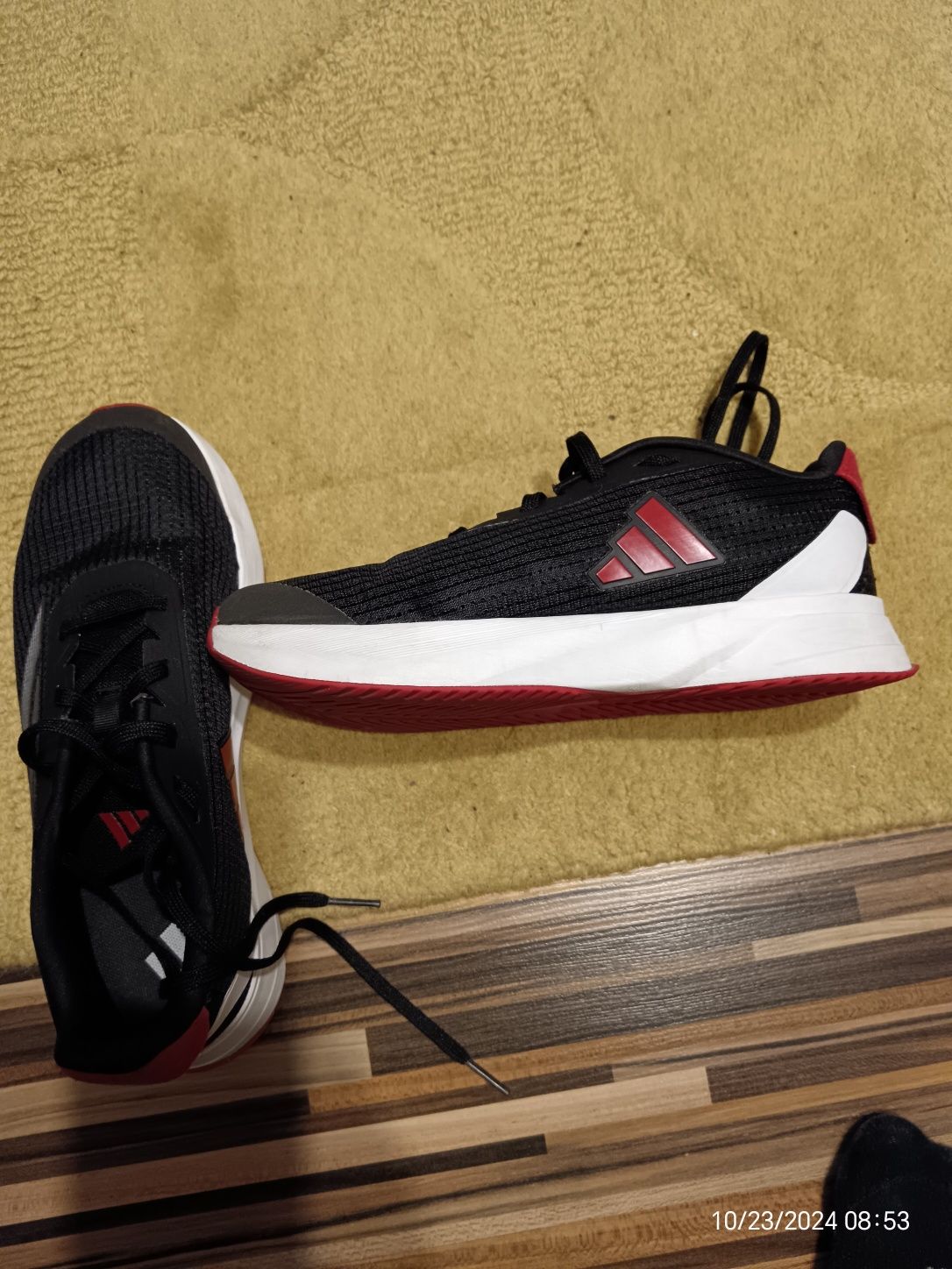 Vând o pereche de pantofi sport mărimea 38
