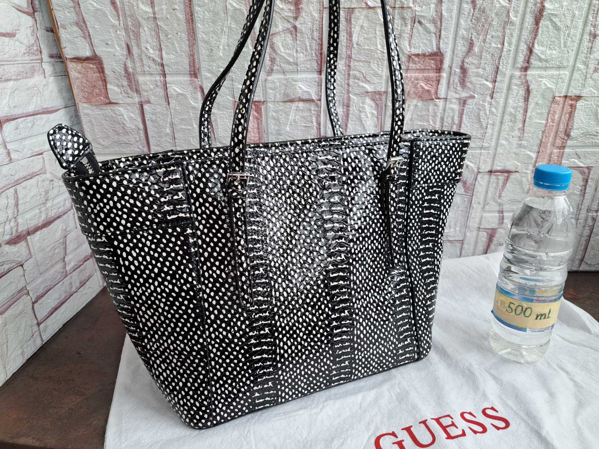 дамска чанта GUESS,черно /бяла