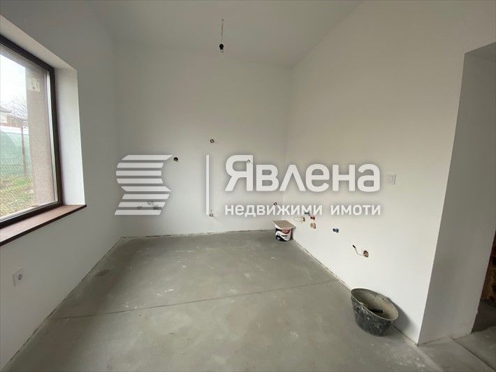 Нова къща, на метри от спирка и главен път