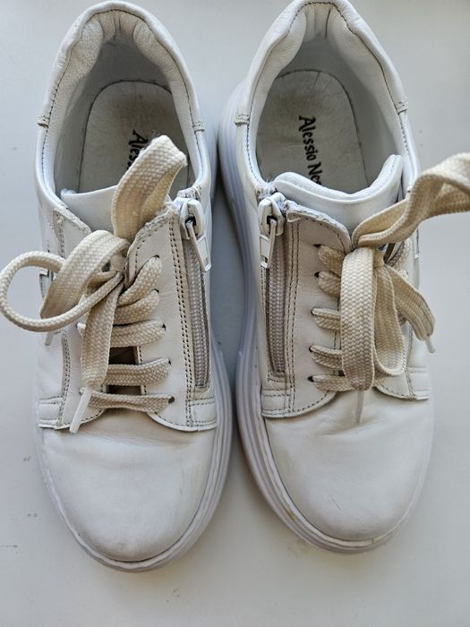 Продам белые кожаные кроссовки на девочку