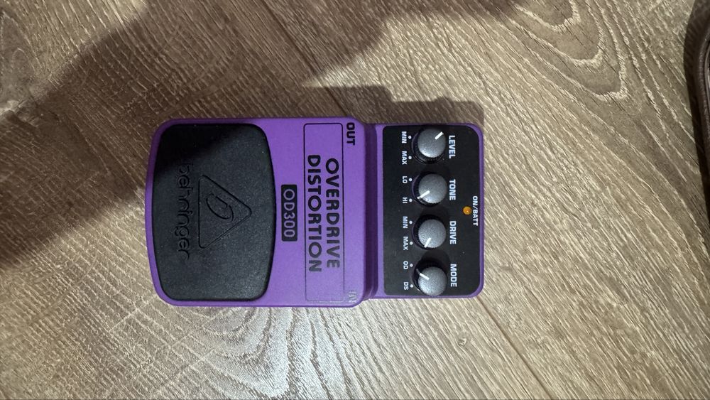 Vand chitara electrica Cliffton cu amplificator si pedala