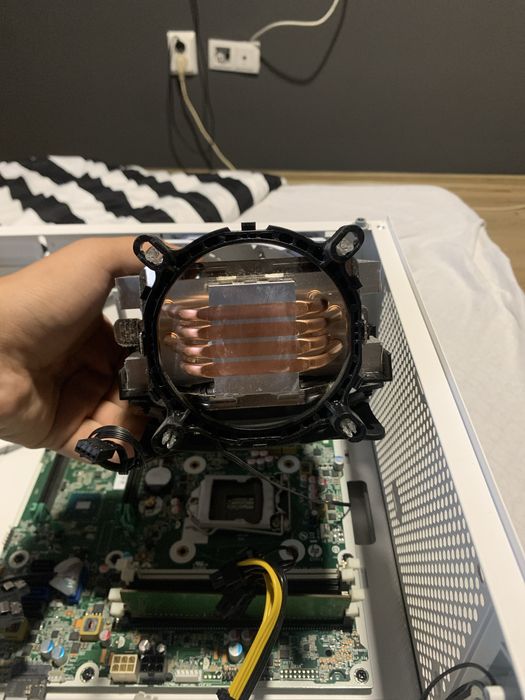 procesor Intel Xeon E3-1230 v6 (echivalent i7-7700)