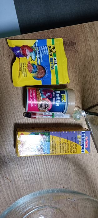 Set acvariu și accesorii pentru pești