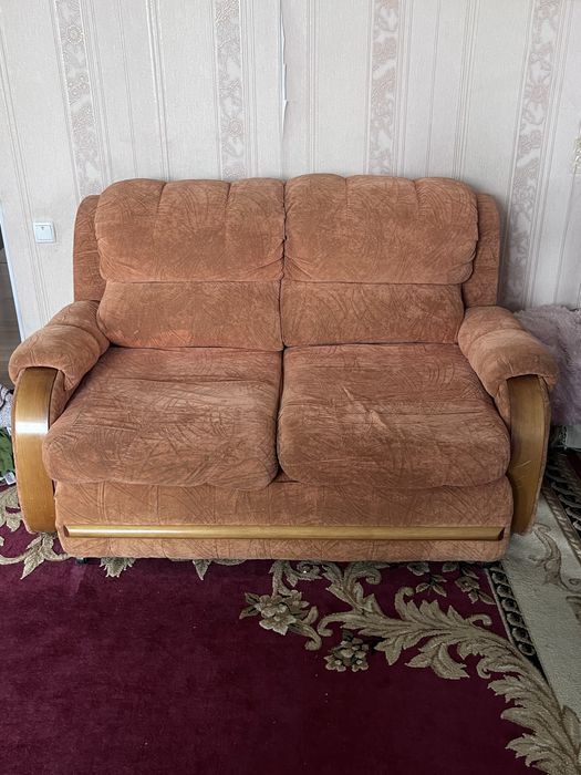 Продам два дивана и одно кресло