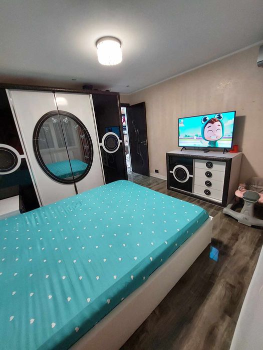 Vand mobila de dormitor si canapea de living