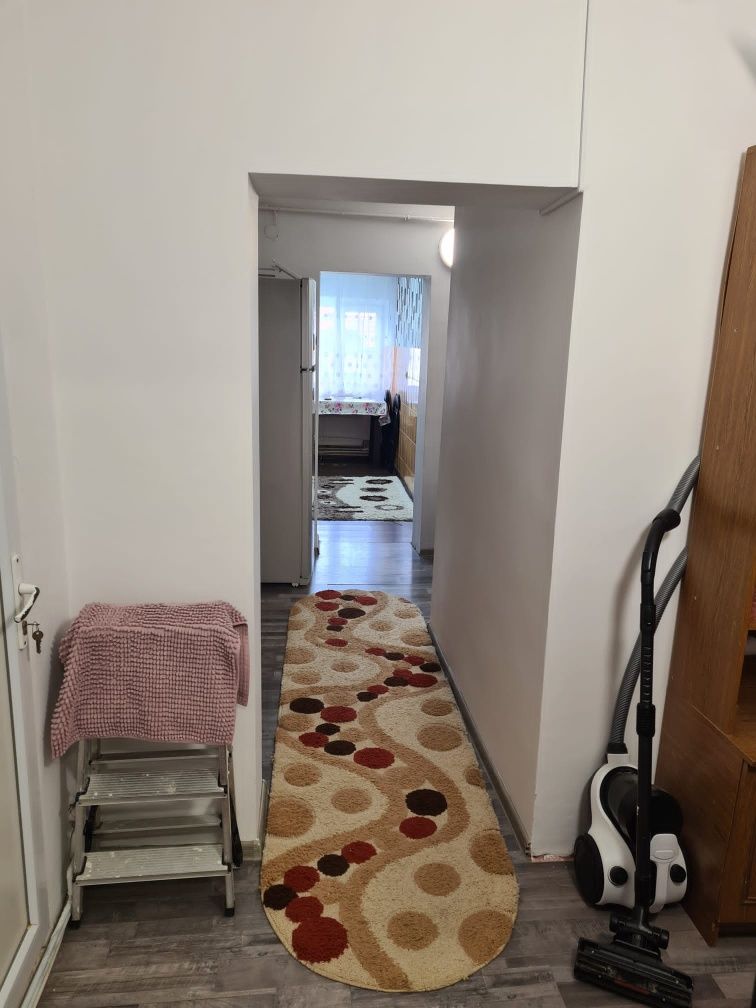 Vând apartament cu 2 camere la etajul 3 pe bulevardul 1mai