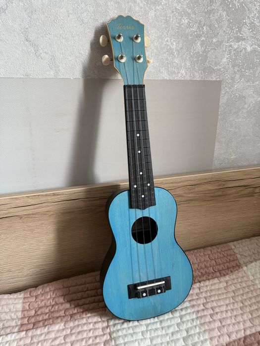 укулеле синего цвета