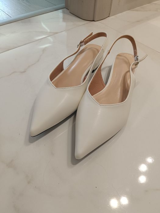 Чисто нови нежни обувки подходящ за всеки повод