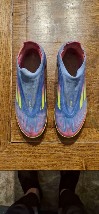 Бутонки и маратонки за футбол