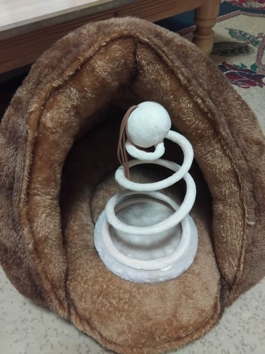 Лежанка и игрушка для кошек