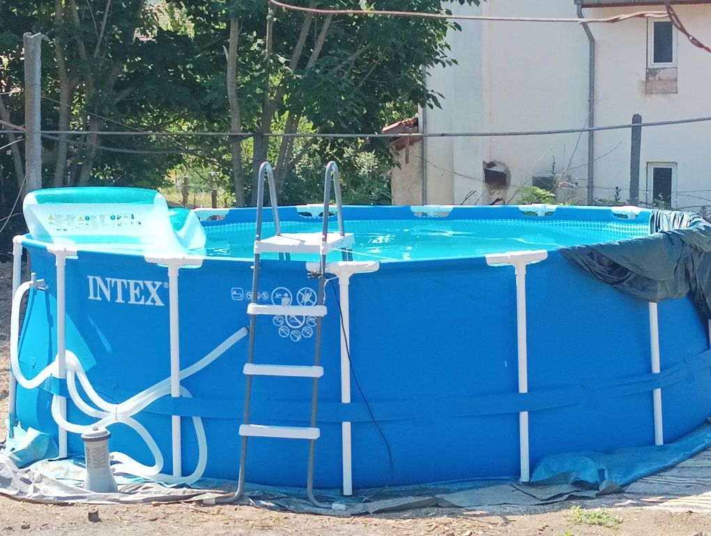 Продавам голям басейн .